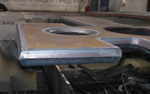 Nuožulnų nuėmimo ir dujinio 3D pjovimo robotas